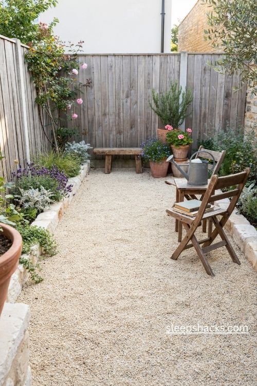 Small garden plans with a low maintenance gravel patch and lavender in a cozy backyard